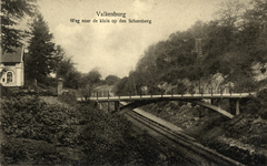 164760 Gezicht op het viaduct over de spoorlijn ten oosten van Valkenburg, met op de achtergrond de perrons van de ...